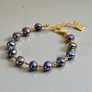 Cultured pearl bracelet; peacock blue pearls